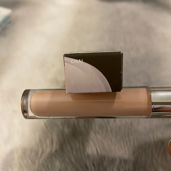 - Becca Ultimate Coverage Longwear Concealer - Picture 2 of 2
